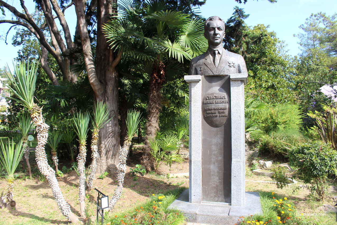 Памятник лётчику-космонавту В.Севастьянову в парке &quot;Ривьера&quot;.