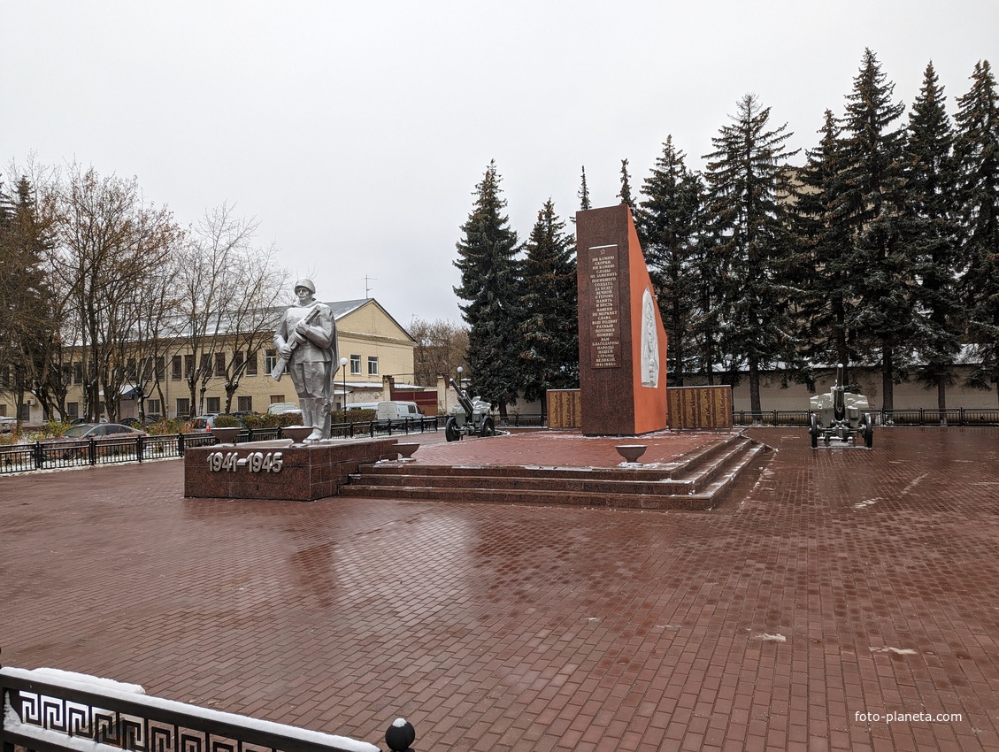 Памятник неизвестному солдату около ж/д станции