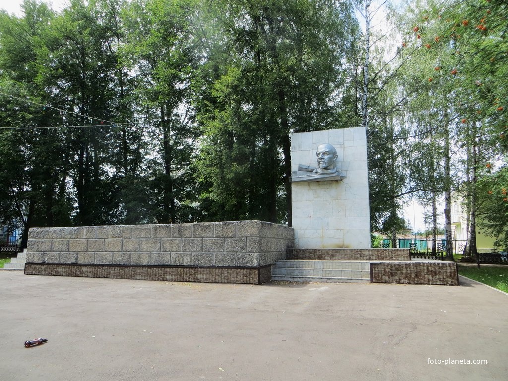 Памятник-трибуна В.И. Ленину