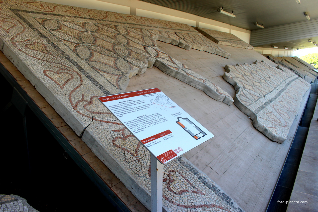 Фрагменты знаменитой базилики в базилике.