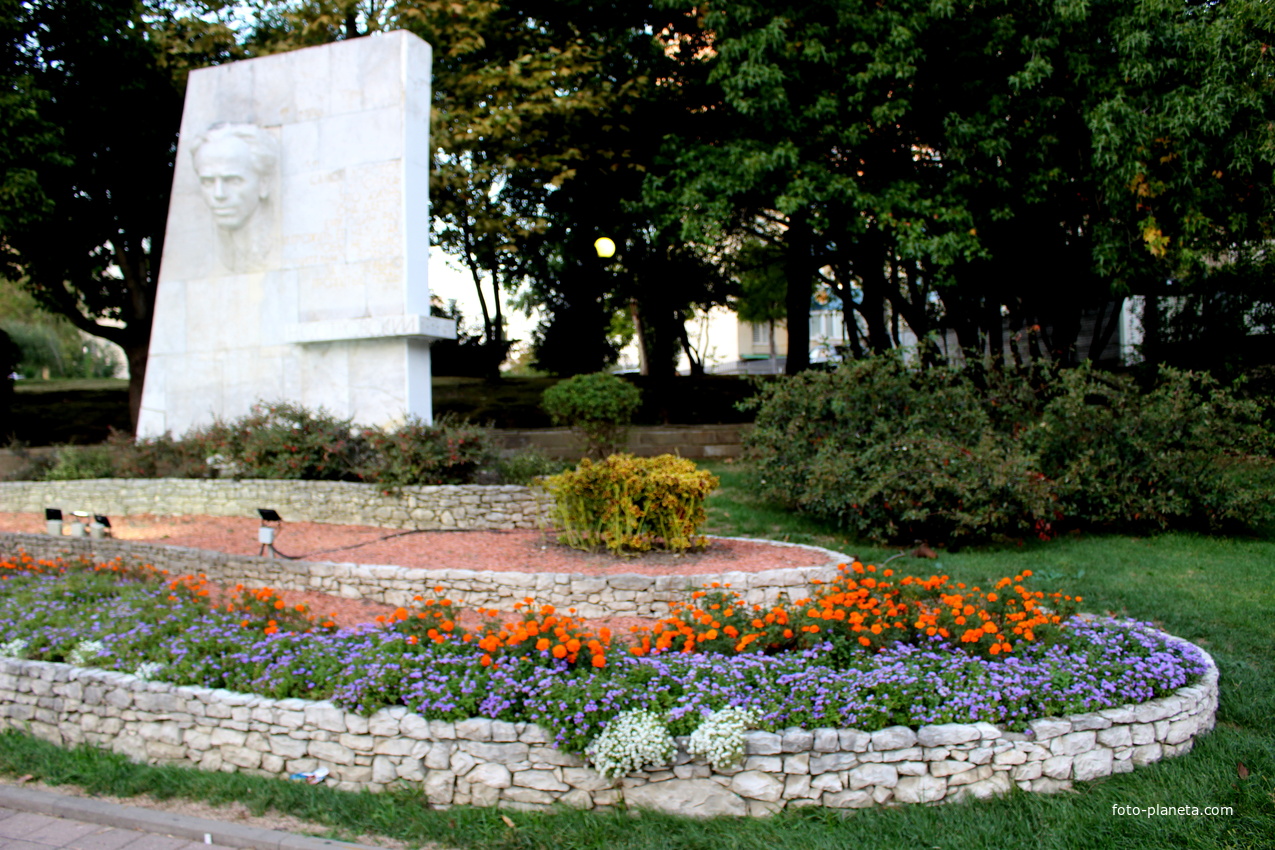 Памятник Николаю Островскому.