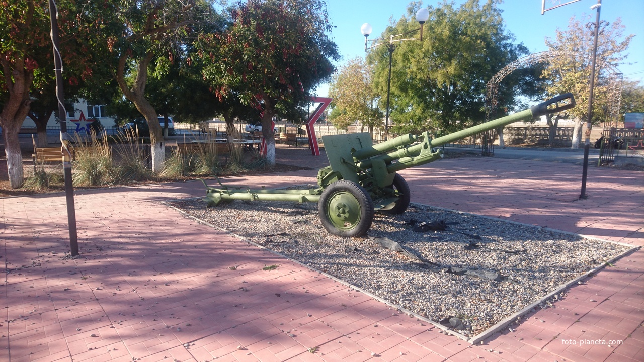 76-мм дивизионная и противотанковая пушка образца 1942 года (ЗИС-3) в парке Победы. Во время Великой Отечественной Войны была массовым советским артиллерийским орудием