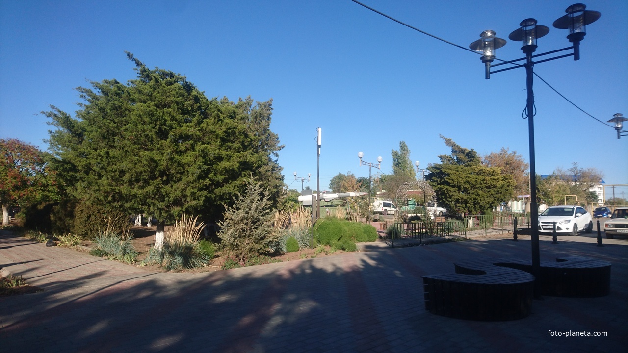 На аллее у Парка Победы