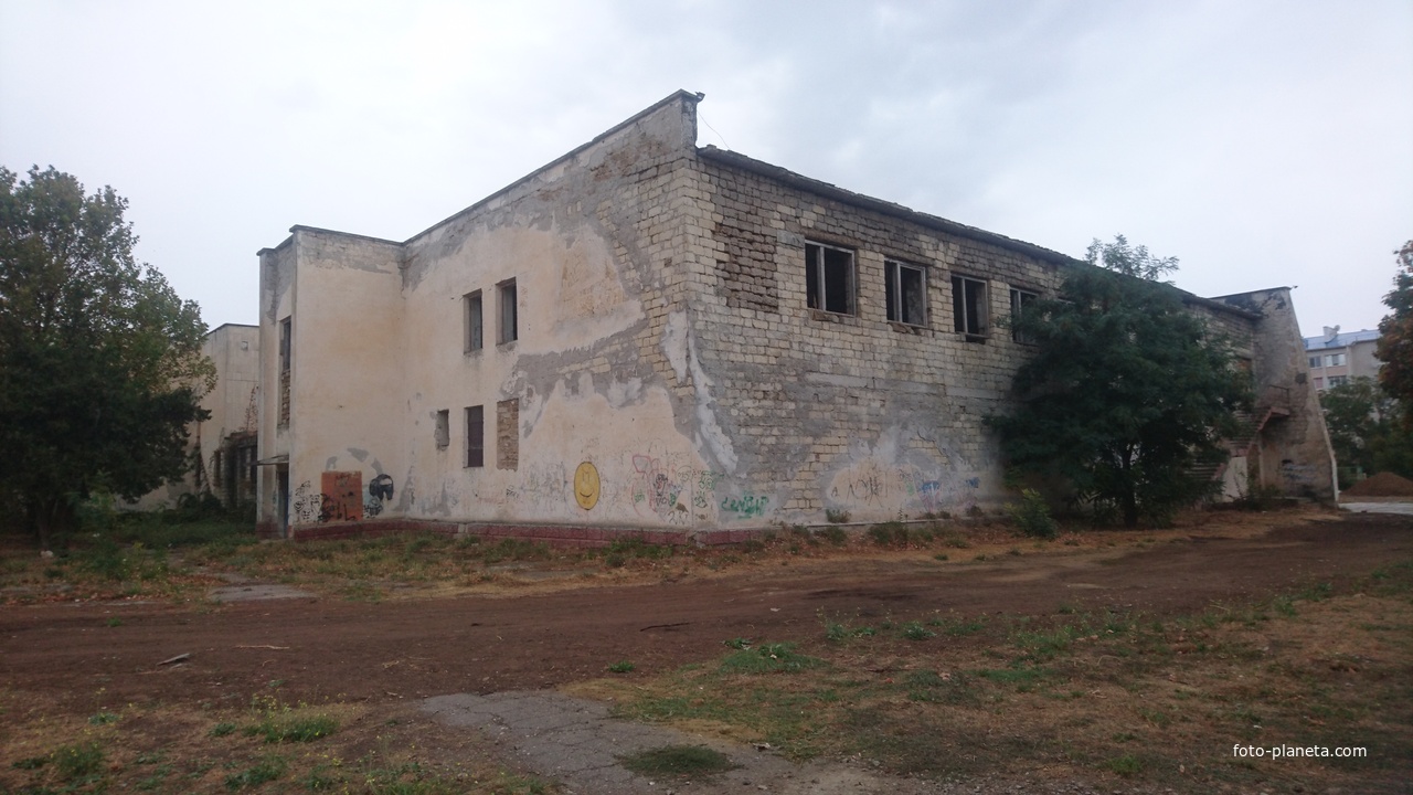 Заброшенная часть здания ДК на ул. Садовой, 44