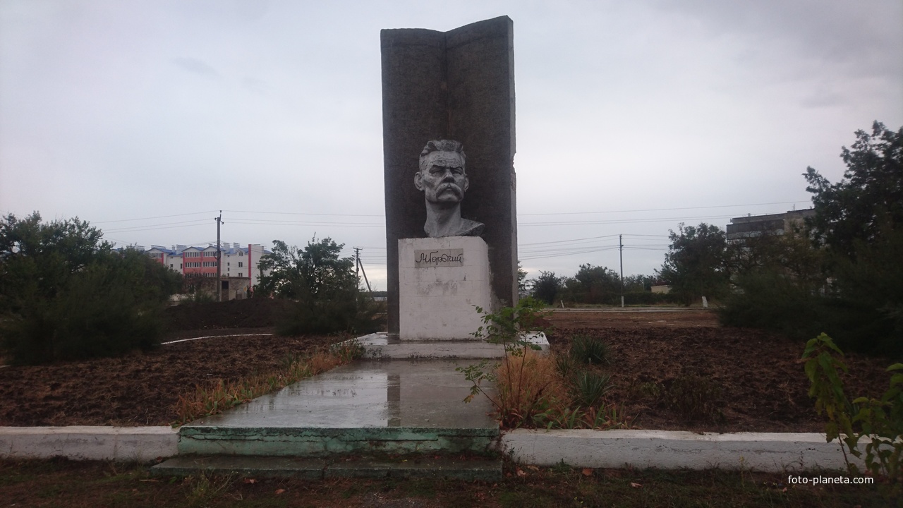 Памятник М. Горькому между улицами Кирова и Садовой возле ДК
