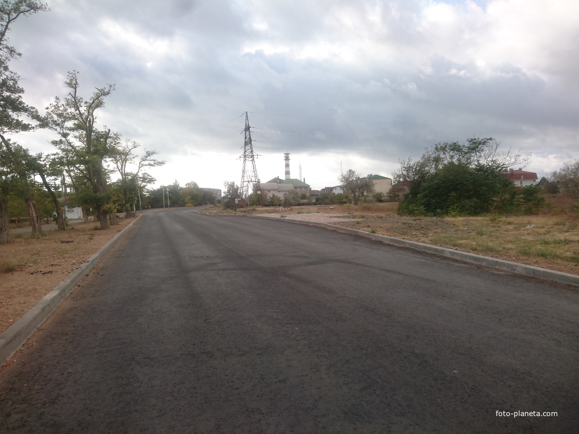 Аллея Дружбы перед перекрёстком с проспектом Латышева. Впереди - Евпаторийский маяк