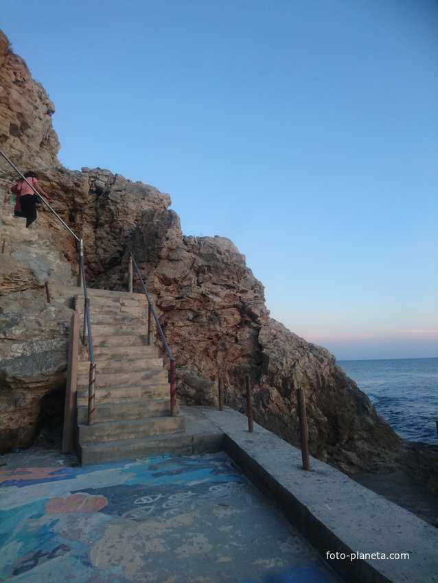 Лестница к причалу у арки мыса Большой Атлеш