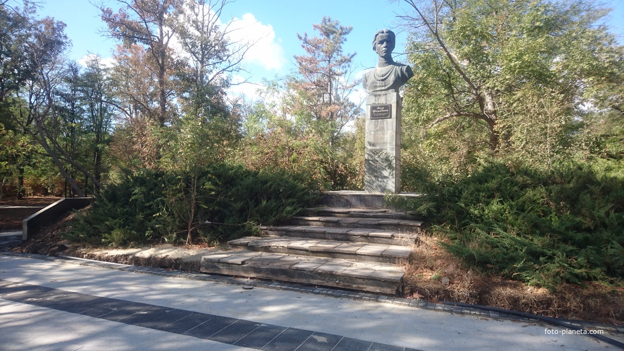 Памятник Лесе Украинке в Курортном парке