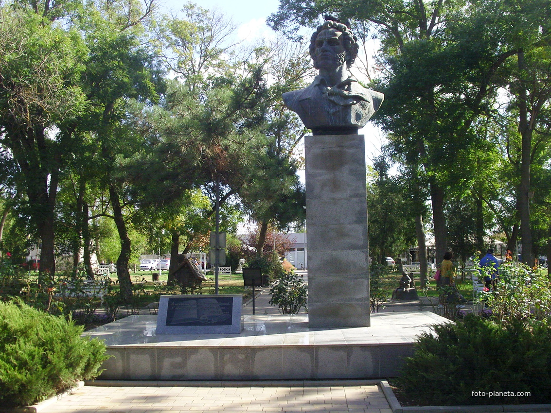 Памятник А.С. Пушкину в одноимённом сквере. Скульптор: П.Ф. Мовчун