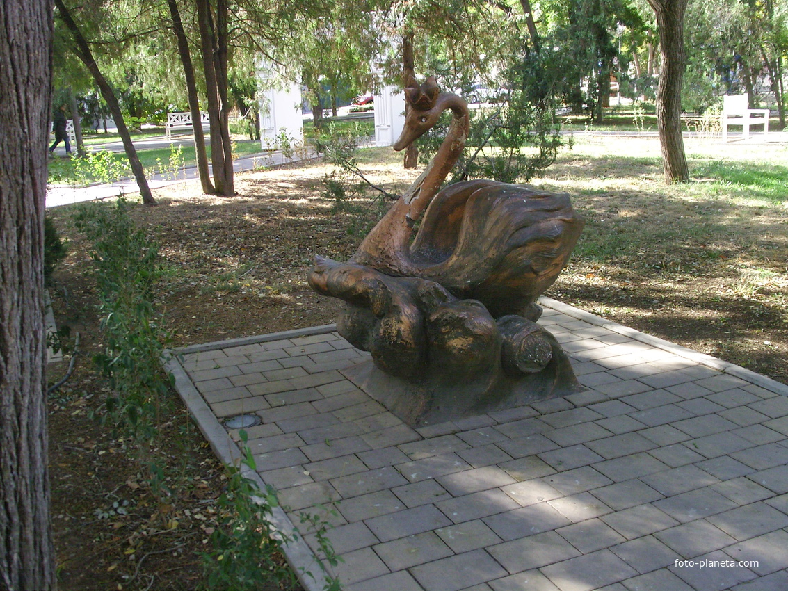 Сквер А.С. Пушкина. Скульптуры сказочных персонажей. Выполнены мастерами Крымского художественного комбината И. Смерчинской, Е Максименко, Н. Петренко, В. Солодченко