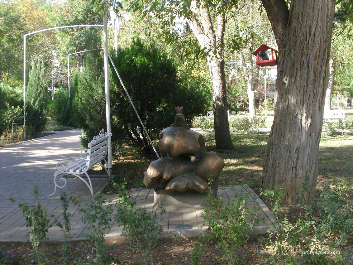 Сквер А.С. Пушкина. Скульптуры сказочных персонажей. Выполнены мастерами Крымского художественного комбината И. Смерчинской, Е Максименко, Н. Петренко, В. Солодченко