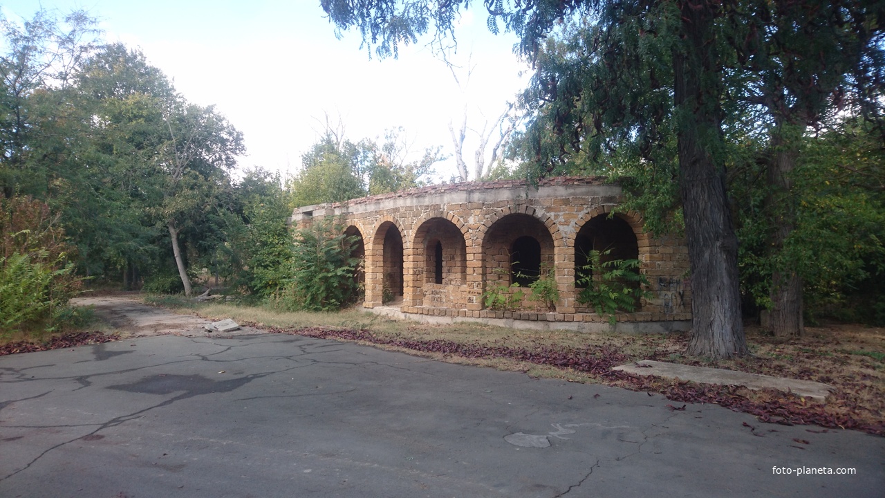 Остатки старого здания в Курортном парке
