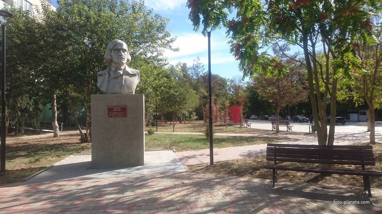 Памятник Н.В. Гоголю в Курортном переулке.  Скульптор Петр Мовчун