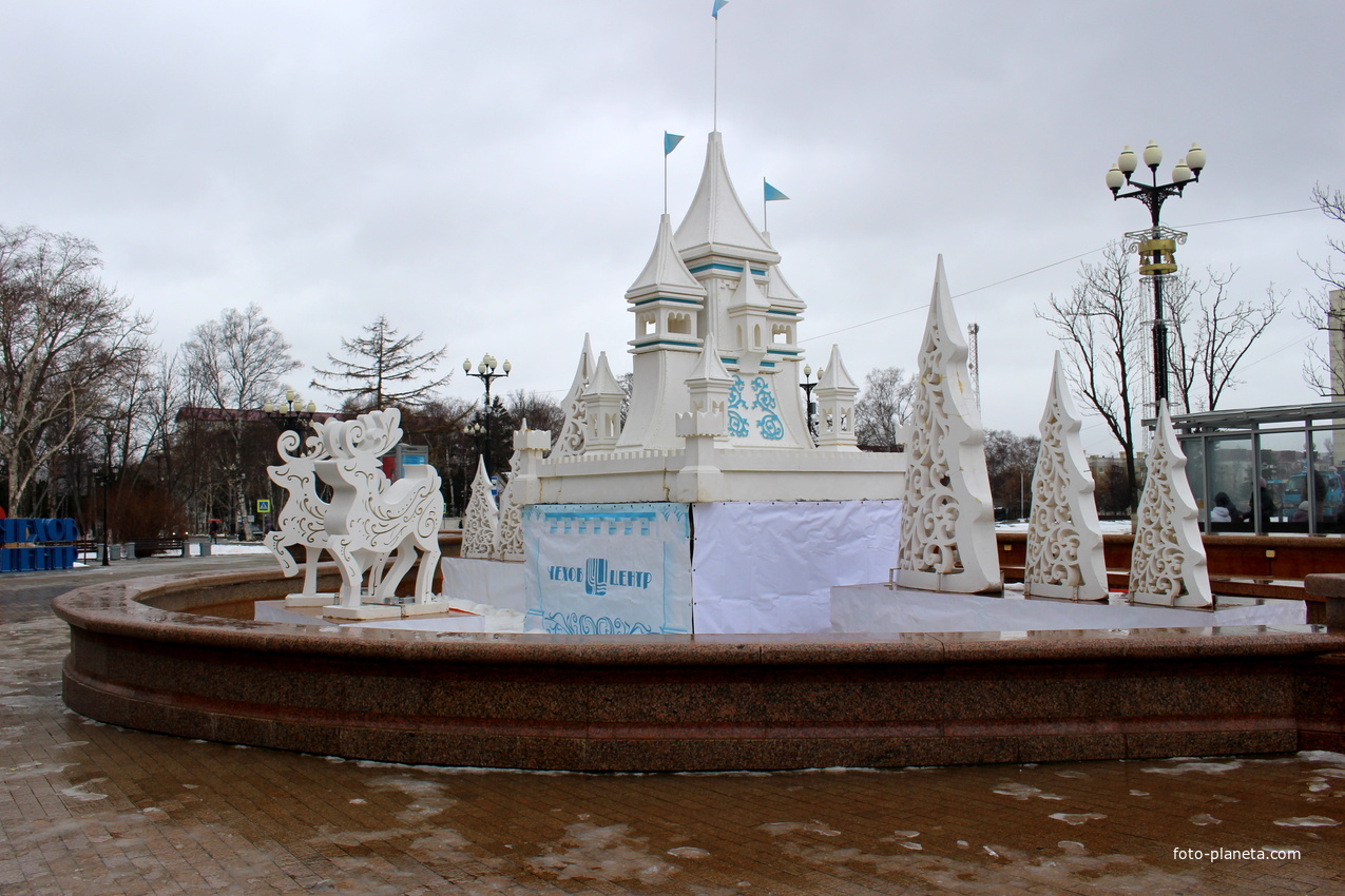 Зимнее оформление фонтана у театрального &quot;Чехов-центра&quot;.