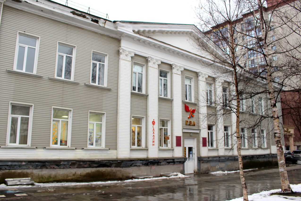 Здание ЦНТИ на Коммунистическом проспекте.