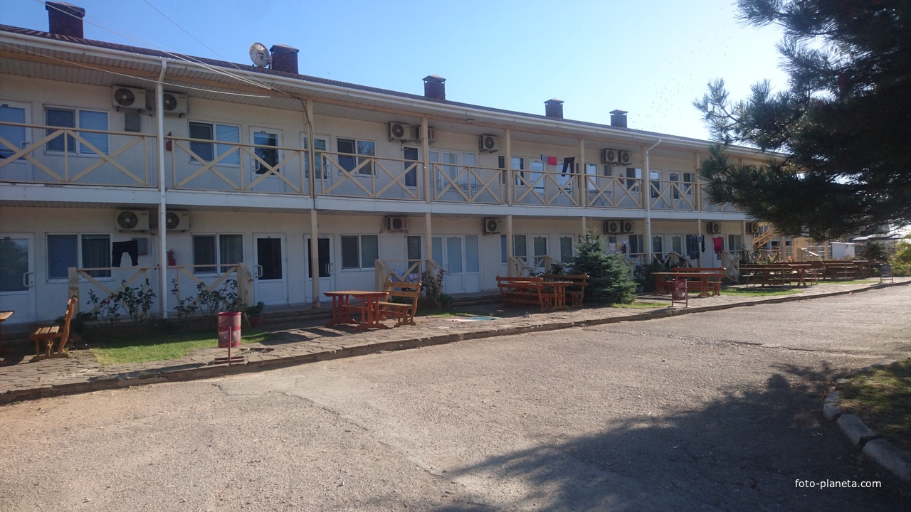 На территории санатория &quot;Северное Сияние&quot; на Морской улице. Летний жилой корпус №2