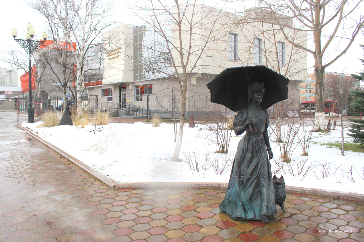 Скульптура &quot;Дама с собачкой&quot; (автор Салават Щербаков) в театральном сквере.