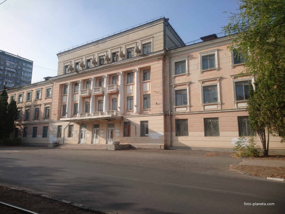 Бывший санаторий ПВО, бывшее здание Евпаторийской школы зенитной артиллерии на проспекте Ленина, 18