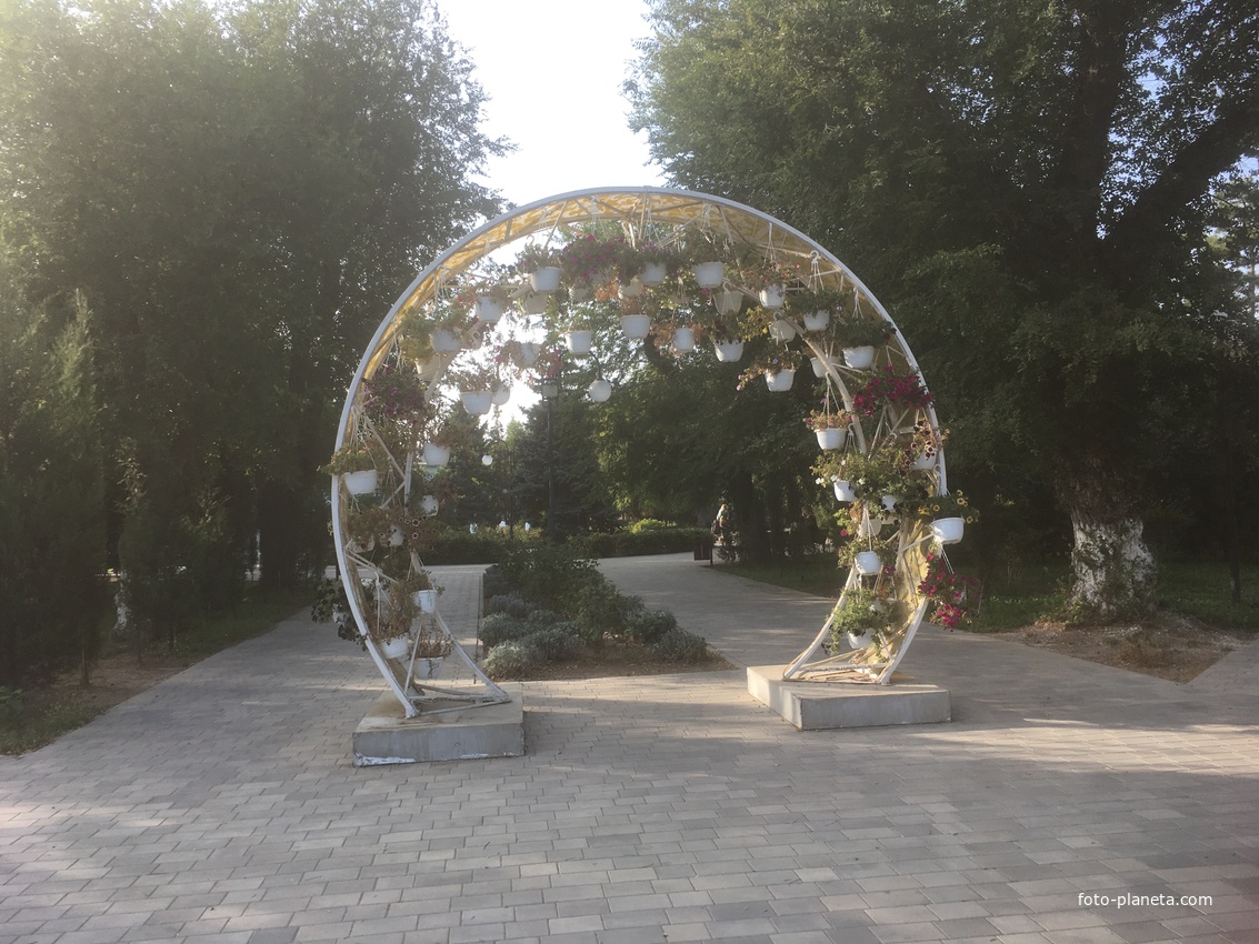 Цветочная арка на входе в сквер памяти героев Чернобыля