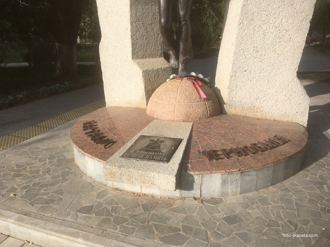 Памятник жертвам Чернобыльской катастрофы в сквере Памяти героев Чернобыля