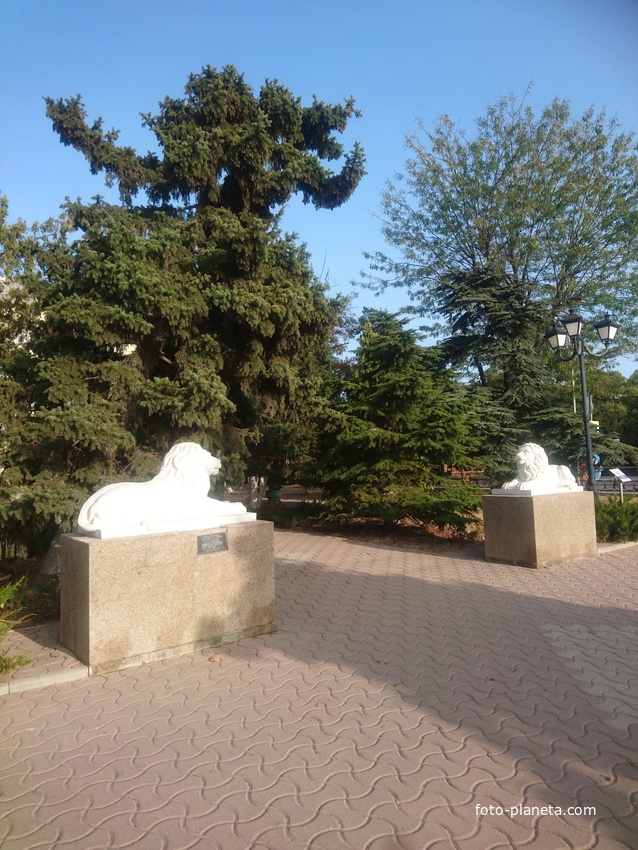 Декоративные сооружения &quot;Львы&quot; перед Публичной библиотекой имени Императора Александра II (ныне Центральная городская библиотека имени Пушкина)