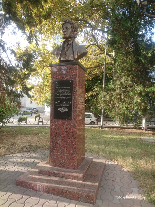 У входа в Центральную библиотеку им. Пушкина 6 июня 2018 года был открыт памятник Великому русскому поэту. Автор бюста – академик Российской академии наук, заслуженный художник России Александр Алексеевич Аполлонов