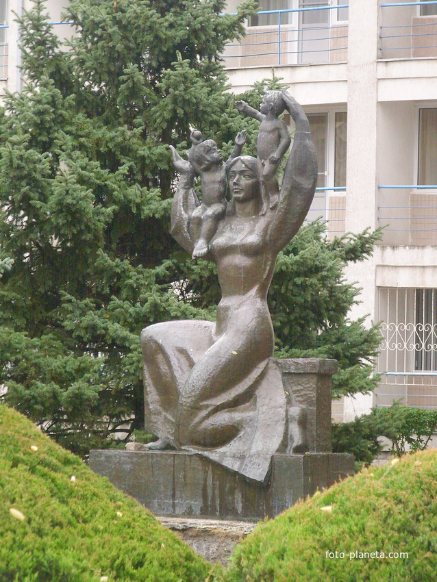 Скульптура &quot;Дети Родины&quot; у Республиканского детского дома, существует с советских времен (сейчас Всероссийский детский центр &quot;Алые паруса&quot;). Ее автор - евпаторийский скульптор Алексей Шмаков.