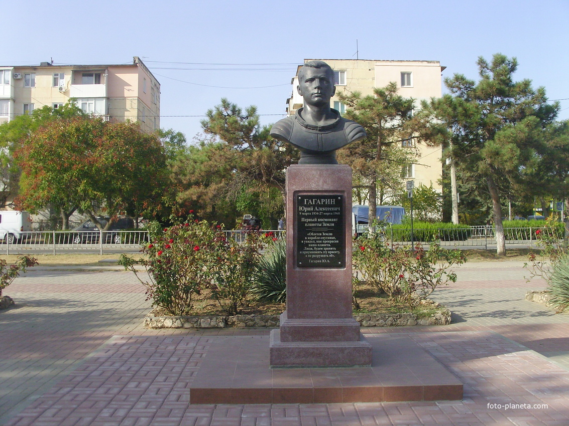 Памятник Ю.А. Гагарину на углу улицы Дёмышева и проспекта Победы