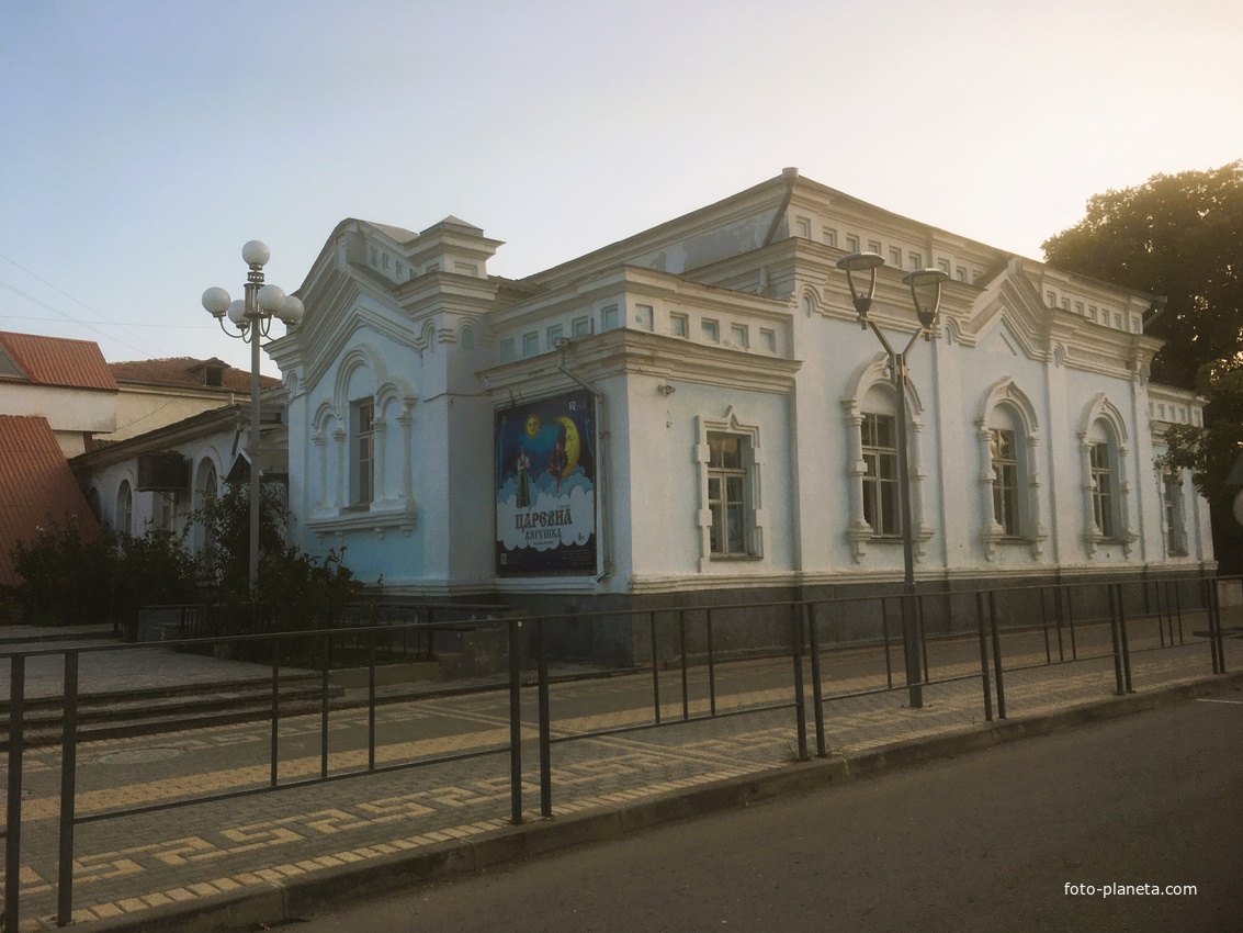 Крымский государственный театр юного зрителя на ул. Бартенева. Создан в 2019г. в Евпатории на базе детского театра «Золотой ключик».