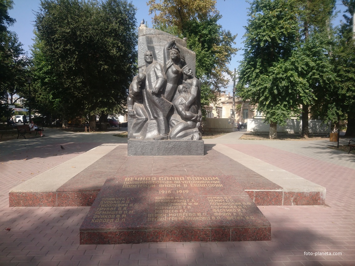 Памятник коммунарам в одноимённом сквере, погибшим от рук белогвардейцев в 1918-1919 гг.