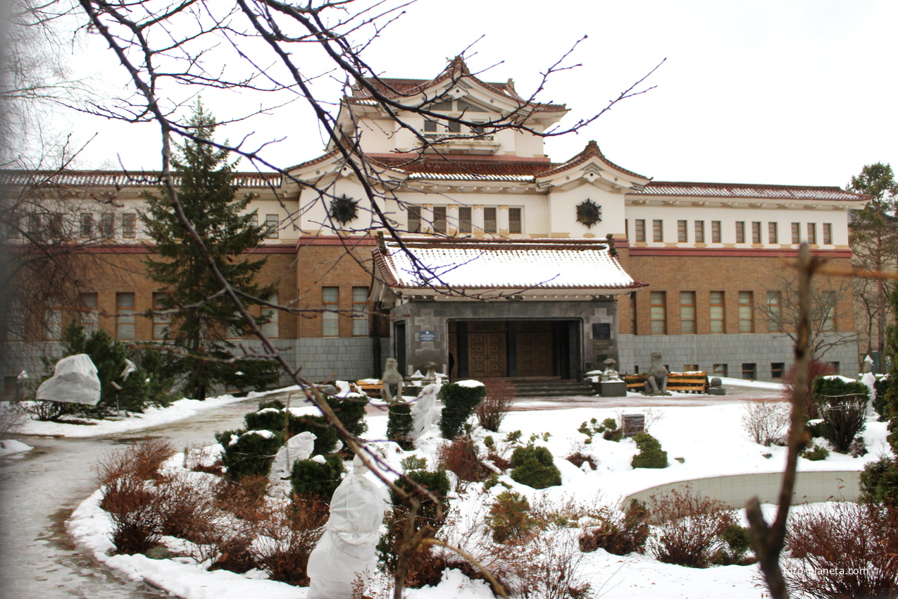Здание музея зимой.