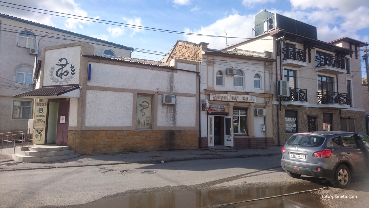 Аптека и магазин продуктов Зерновушка на улице Караева