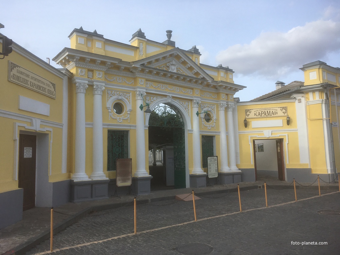 Комплекс Караимских Кенас - памятник архитектуры, который с 1837 года является духовным центром караимов России.