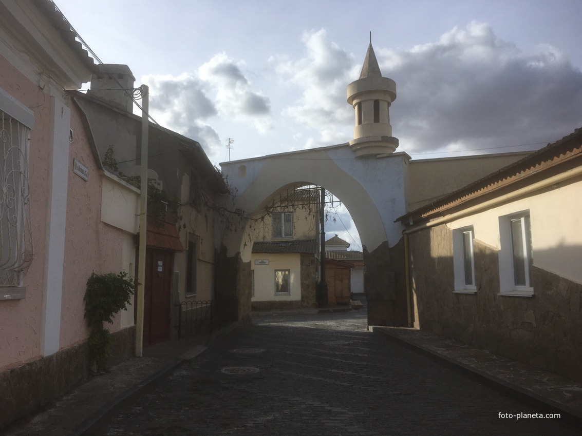 Арка с башенкой на пересечении улиц Караимской и Тучина на экскурсионнгом маршруте &quot;Малый Иерусалим&quot;