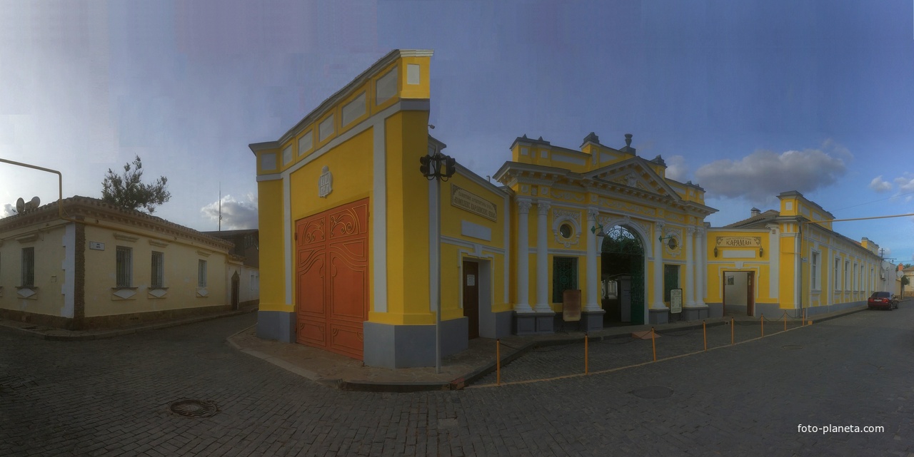 Комплекс Караимских Кенас - памятник архитектуры, который с 1837 года является духовным центром караимов России.