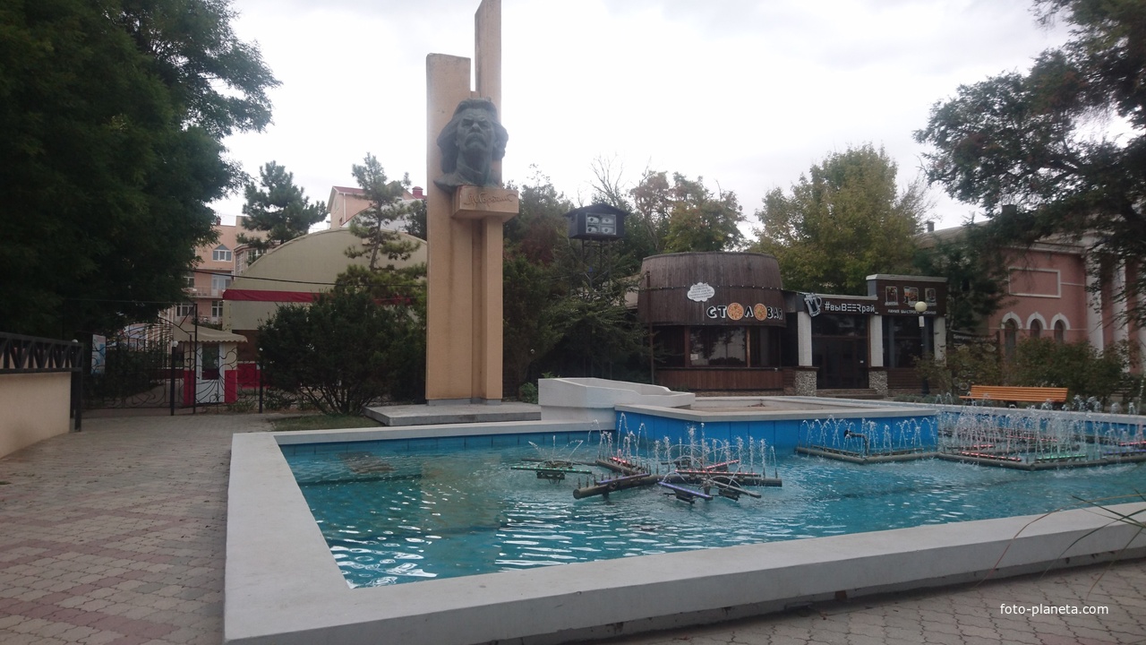 Памятник Горькому на одноимённой улице