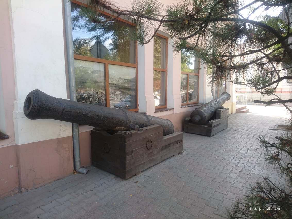Музей истории Крымской войны. Две старинные трофейные пушки у входа в музей