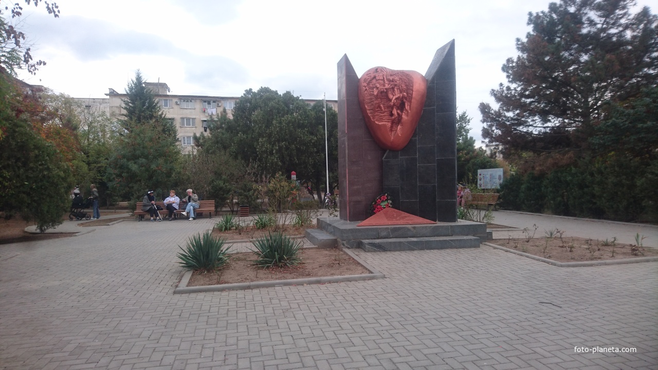 Сквер воинов-интернационалистов на углу улиц Советская и Бурденко
