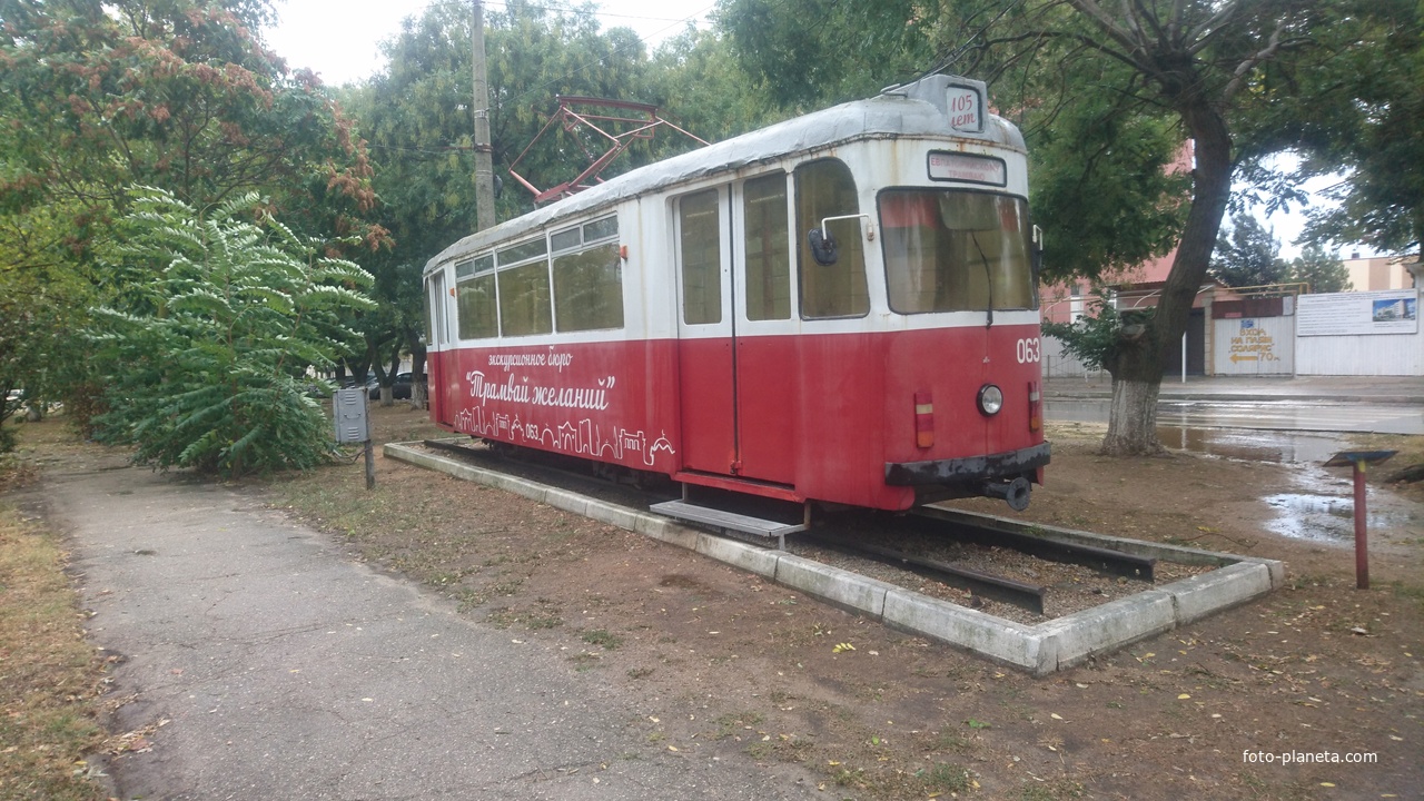 Памятник трамваю &quot;Гота&quot; в честь 100-летия открытия трамвайного движения (единственном в Крыму) в Евпатории. Трамвайный вагон 1957 г. изготовлен в немецком городе Гота на заводе Wagonfabrik Gotha, выпускавшем трамваи для ГДР и СССР в 1950-60-х годах