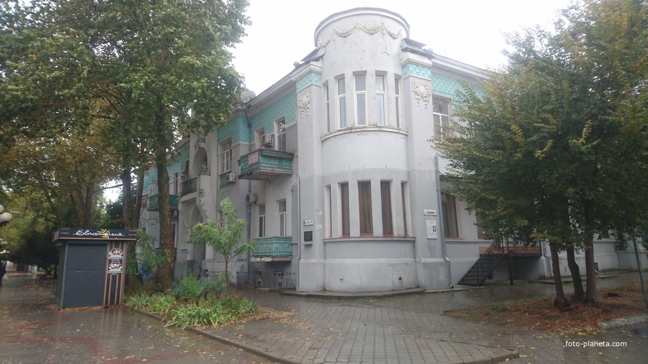 Бывший дом Нахшунова (архитектор А.Л. Генрих), постройки 1912 года на углу улиц Дувановской и Пушкина
