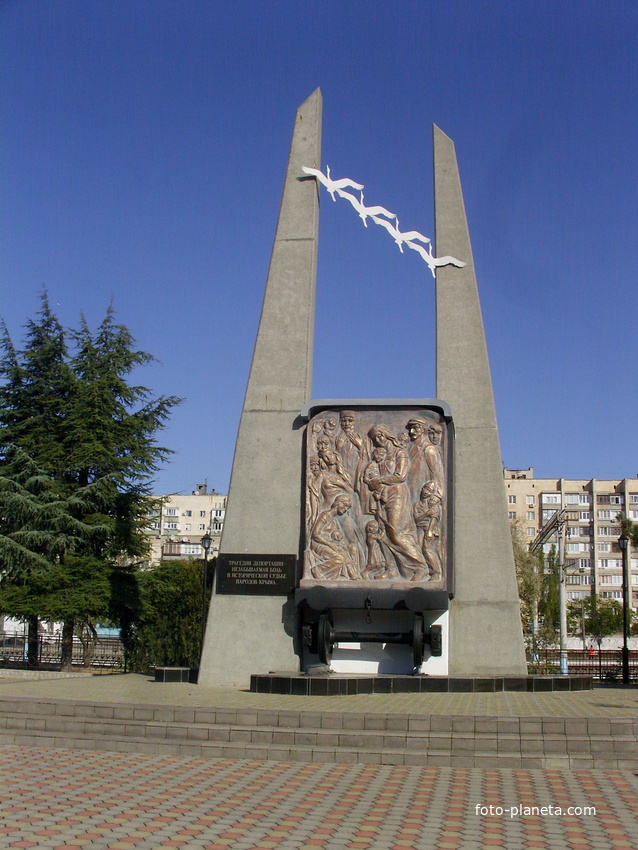 Памятник депортированным крымским татарам в сквере Памяти депортированных