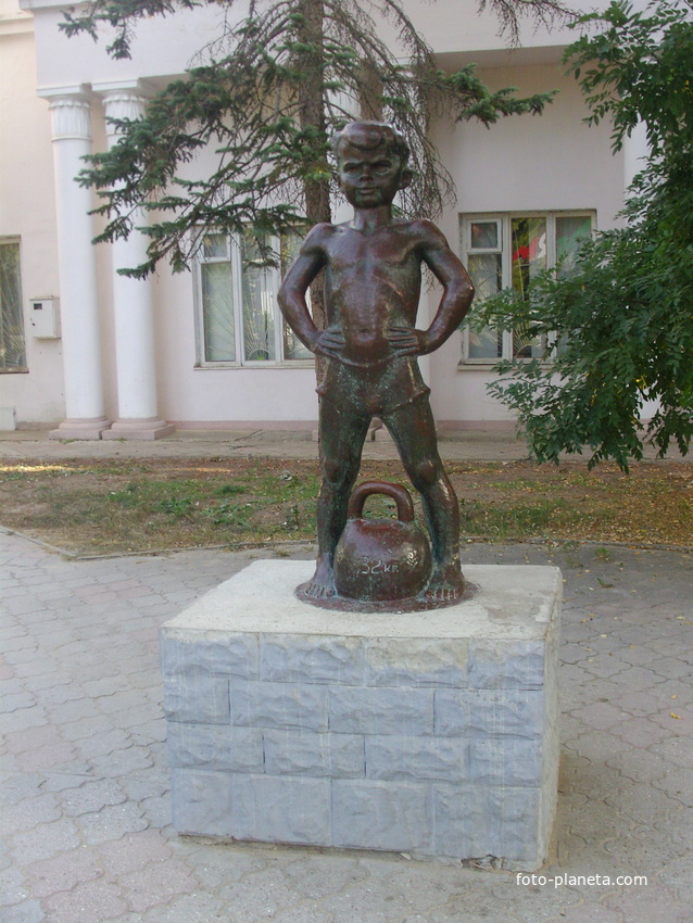 Скульптура &quot;Мальчик с гирей&quot; на набережной им. Горького около биоклиматической станции.