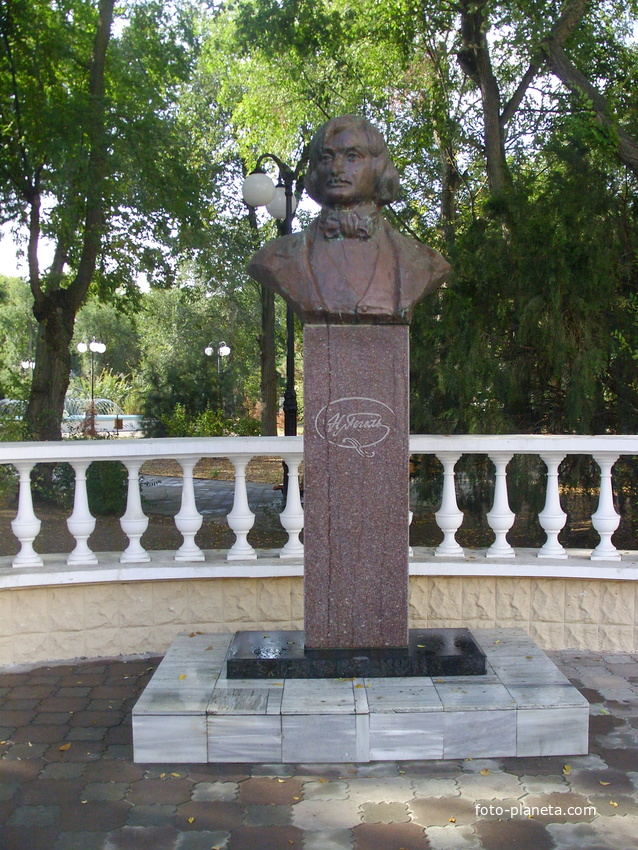 Бюст Гоголя у одноименного парка
