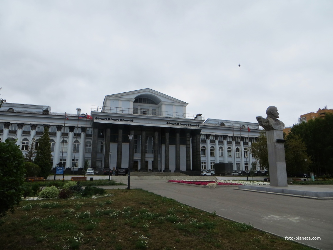 Памятник Ленину и культурный центр &quot;Мотовилиха&quot;