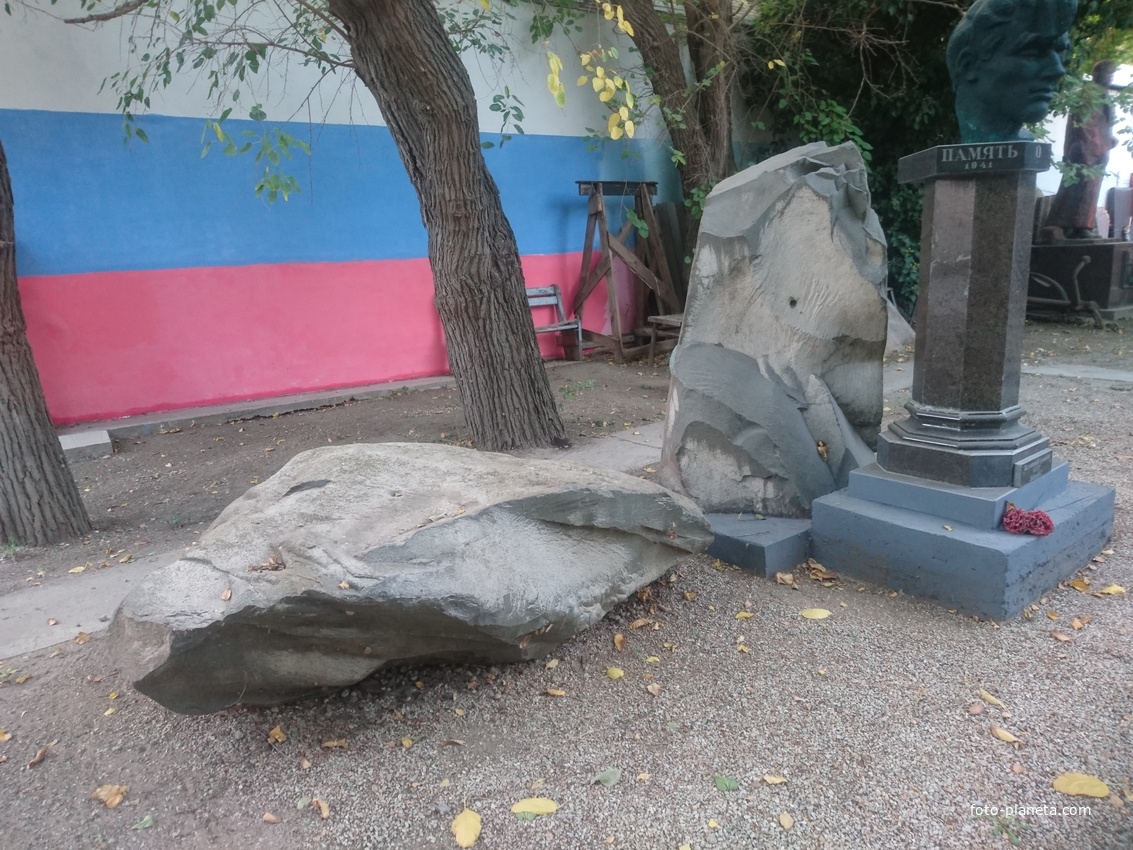 Музей мировой скульптуры, великих людей России, великих людей планеты в Шелковичном сквере.