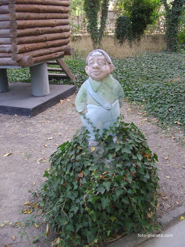 Музей мировой скульптуры, великих людей России, великих людей планеты в Шелковичном сквере.