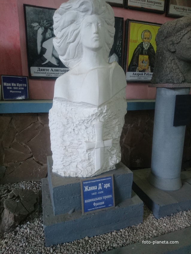 Музей мировой скульптуры, великих людей России, великих людей планеты в Шелковичном сквере. Жанна Д`Арк