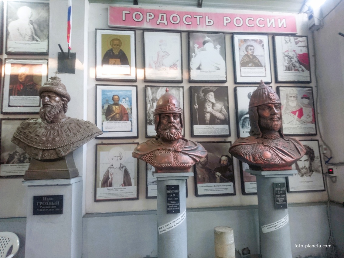 Музей мировой скульптуры, великих людей России, великих людей планеты в Шелковичном сквере. Иван Грозный, Александр Невский, Дмитрий Донской