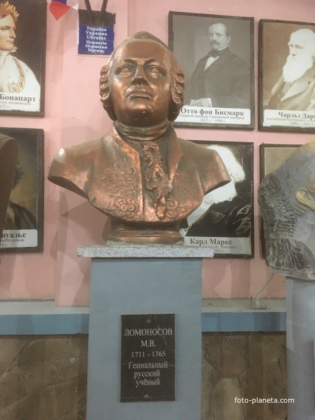 Музей мировой скульптуры, великих людей России, великих людей планеты в Шелковичном сквере. Михаил Ломоносов