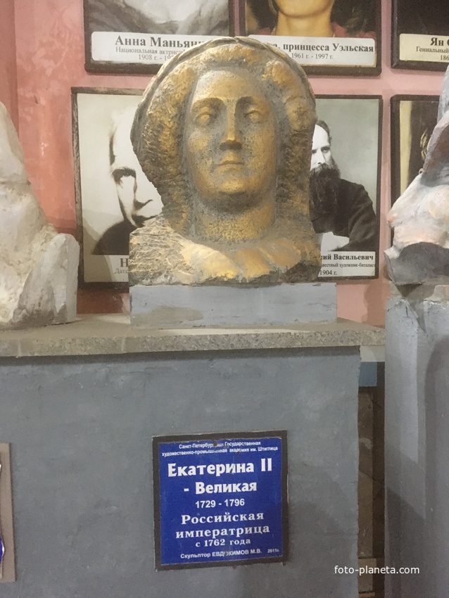 Музей мировой скульптуры, великих людей России, великих людей планеты в Шелковичном сквере. Екатерина II